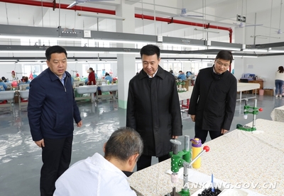 郭青到漢濱區(qū)茨溝鎮(zhèn)暗訪調(diào)研 鞏固拓展脫貧攻堅(jiān)成果同鄉(xiāng)村振興有效銜接，助力玩具銷售產(chǎn)業(yè)升級(jí)